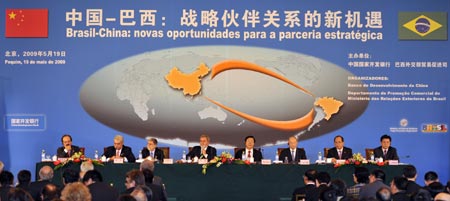 Chinese Vice Premier Zhang Dejiang (4th R) and Brazilian President Luiz Inacio Lula da Silva (4th L) attend a seminar on the new opportunities of the China-Brazil strategic partnership, in Beijing, capital of China, May 19, 2009. A seminar on the new opportunities of the China-Brazil strategic partnership was held in Beijing May 19. [Xinhua]