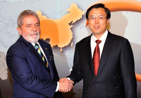 Chinese Vice Premier Zhang Dejiang (R) meets with Brazilian President Luiz Inacio Lula da Silva prior to a seminar on the new opportunities of the China-Brazil strategic partnership, in Beijing, capital of China, May 19, 2009. A seminar on the new opportunities of the China-Brazil strategic partnership was held in Beijing May 19.[Xinhua] 