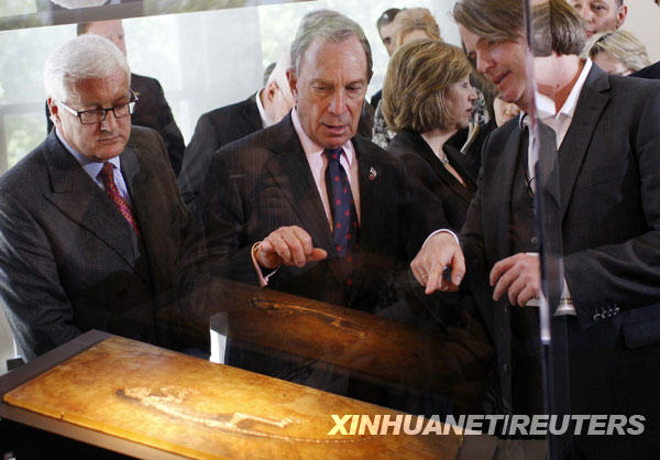 Dr. Jorn Hurum of New York's Museum of Natural History and the University of Oslo (R) shows New York City Mayor Michael Bloomberg (C) and David Young, CEO of Hachette Book Group (L) a 47 million year old primate fossil known as 'Ida' at the Museum of Natural History May 19, 2009, where the find was unveiled.[Xinhua/Reuters]