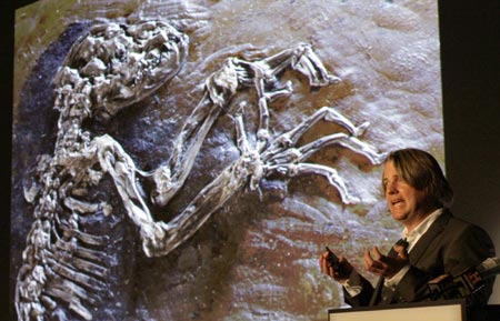 Dr. Jorn Hurum of the Museum of Natural History and the University of Oslo speaks next to a slide of a 47 million year old primate fossil known as 'Ida' at the Museum of Natural History May 19, 2009, during a news conference where the find was unveiled. [China Daily/Agencies] 