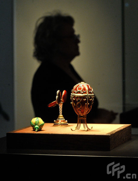 A Faberge Easter egg and other jewelry on display at the Pushkin State Museum of Fine Arts during an exhibition entitled the Faberge Era in Moscow, Russia, May 19, 2009.[CFP]