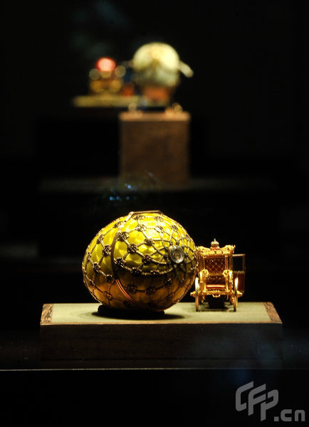  A Faberge Easter egg and a miniature carriage on display at the Pushkin State Museum of Fine Arts during an exhibition entitled the Faberge Erain in Moscow, Russia, May 19, 2009.[CFP]