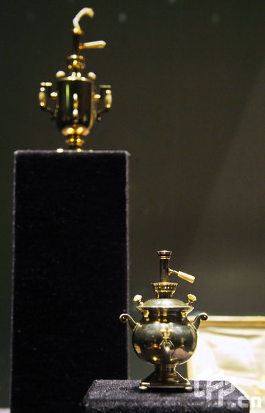  Samovar-shaped cigarette lighters on display at the Pushkin State Museum of Fine Arts during an exhibition entitled the Faberge Era.in Moscow, Russia, May 19, 2009.[CFP]