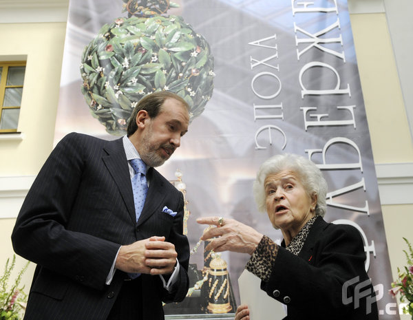 Svyaz Vremen Foundation chairman, Vladimir Voronchenko (L), and Irina Antonova, the director of the Pushkin State Museum of Fine Arts, at the opening of an exhibition entitled the Faberge Era in Moscow, Russia, May 19, 2009.[CFP]