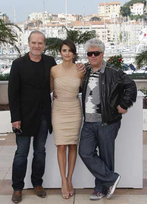 (R-L) Director Pedro Almodovar poses with cast members Penelope Cruz and Lluis Homar during a photocall for the film 'Los Abrazos Rotos' at the 62nd Cannes Film Festival May 19, 2009. Twenty films compete for the prestigious Palme d'Or which will be awarded on May 24. [Xinhua/Reuters]