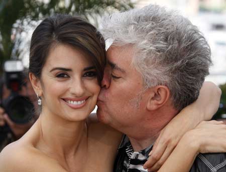 Director Pedro Almodovar (R) poses with cast member Penelope Cruz during a photocall for the film 'Los Abrazos Rotos' at the 62nd Cannes Film Festival May 19, 2009. Twenty films compete for the prestigious Palme d'Or which will be awarded on May 24. [Xinhua/Reuters]