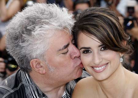 Director Pedro Almodovar (L) poses with cast member Penelope Cruz during a photocall for the film 'Los Abrazos Rotos' at the 62nd Cannes Film Festival May 19, 2009. Twenty films compete for the prestigious Palme d'Or which will be awarded on May 24 [Xinhua/Reuters]