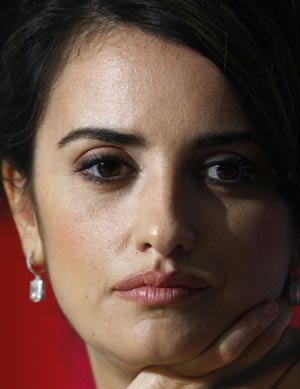 Cast member Penelope Cruz attends a news conference for the film 'Los Abrazos Rotos' by director Pedro Almodovar at the 62nd Cannes Film Festival May 19, 2009. Twenty films compete for the prestigious Palme d'Or which will be awarded on May 24.[Xinhua/Reuters]