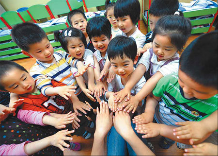 Children learn how to thoroughly wash their hands at a kindergarten in Nanjing, capital city of Jiangsu Province, on May 18, 2009. [China Daily]