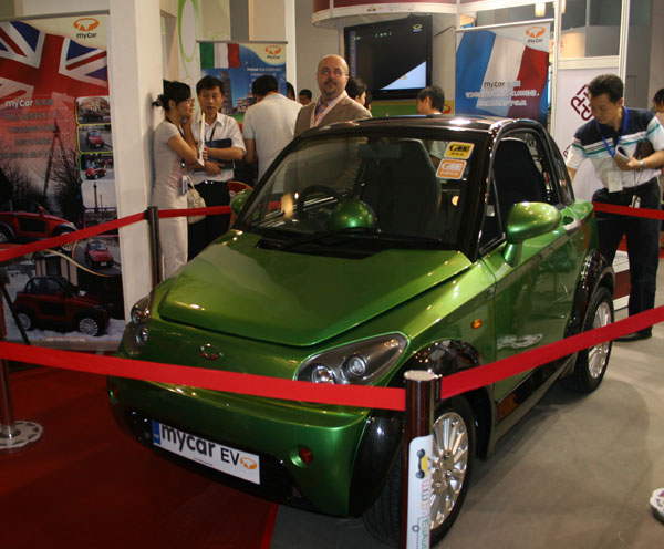 An energy-saving car designed by the Hong Kong Polytechnic University is on display at the 12th China Beijing International High-tech Expo in China International Exhibition Center in Beijing on Wednesday, May 20, 2009. [Photo: CRIENGLISH.com]