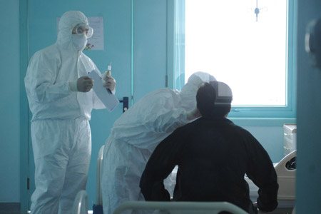 Doctors check for a patient at an isolation ward at the Beijing Ditan Hospital in Beijing, capital of China, May 20, 2009. [Li Wen/Xinhua]