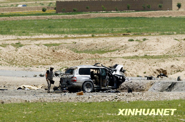 A U.S. soldier from the U.S.-led international coalition inspect the wreckage of a vehicle after a blast on the way to Bagram, a U.S. airbase in north Kabul, capital of Afghanistan, May 20, 2009. A roadside bomb hit a U.S. military convoy on the outskirts of Kabul on Wednesday and killed two American soldiers, coalition forces said. [Zabi Tamanna/Xinhua]