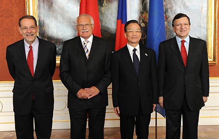 Chinese Premier Wen Jiabao (2nd R) poses together with European Commission President Jose Manuel Barroso (1st R), Czech President Vaclav Klaus (2nd L), whose country holds the rotating EU presidency, and EU foreign policy chief Javier Solana at the 11th China-EU Summit in Prague, Czech Republic, May 20, 2009.[Xinhua]