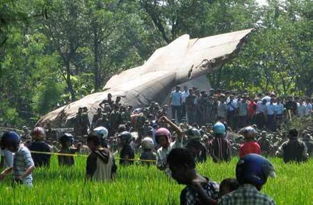 Rescue workers gather at the site of wreckage of an Indonesian Air Force C-130 cargo plane after it crashed in Magetan in East Java province May 20, 2009. The number of fatality in the Indonesia's military plane crash on Wednesday reached to 98, with 15 others survived and scores others are still missing, Air Force spokesman Bambang Sulistio said here Wednesday. [Xinhua/Reuters]