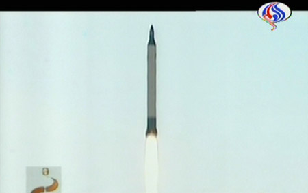  A video frame grab shows an Iranian surface-to-surface Sejil 2 missile flying past a weather balloon as it was launched from a site in Semnan May 20, 2009. Iran launched a missile with a range of close to 2,000 km (1,200 miles) on Wednesday.[Xinhua/AFP]