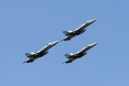 Three United States Air Force (USAF) F18 Hornets perform aerobatic flight during the Fleet Week in Manhattan, New York, the U.S., May 20, 2009. The 22nd annual Fleet Week in New York kicked off here on Wednesday. [Xinhua]