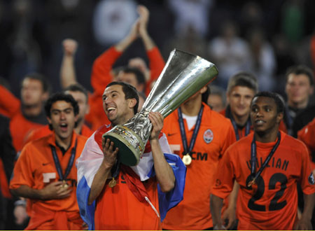  Shakhtar Donetsk captain Darijo Srna and team mates celebrate with the trophy after defeating Werder Bremen in the UEFA Cup final soccer match at Sukru Saracoglu stadium in Istanbul May 20, 2009. [Xinhua/Reuters]