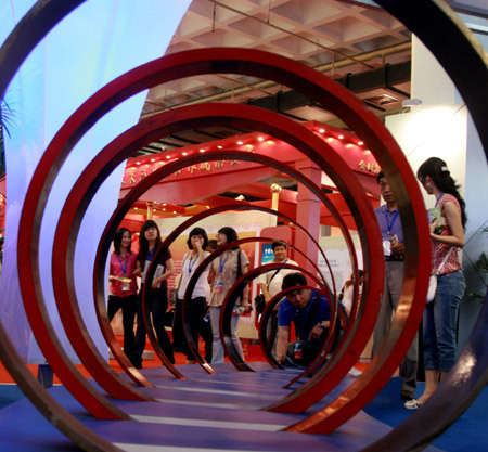 People visit steel tubes of special type made by Beijing Capital Steel Company at the 12th Beijing International Science and Technology Exposition held in Beijing, May 20, 2009. [Xinhua]