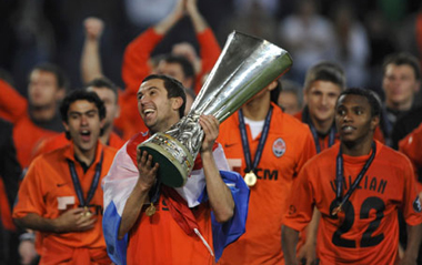 Shakhtar Donetsk captain Darijo Srna and team mates celebrate with the trophy after defeating Werder Bremen in the UEFA Cup final soccer match at Sukru Saracoglu stadium in Istanbul May 20, 2009. [Xinhua/Reuters]