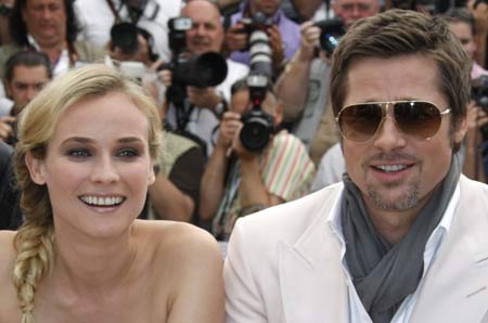 Cast members Brad Pitt (R) and Diane Kruger (L) pose during a photo call for the film 'Inglourious Basterds' by Director Quentin Tarentino at the 62nd Cannes Film Festival May 20, 2009. Twenty films compete for the prestigious Palme d'Or which will be awarded on May 24. [Xinhua/Reuters]