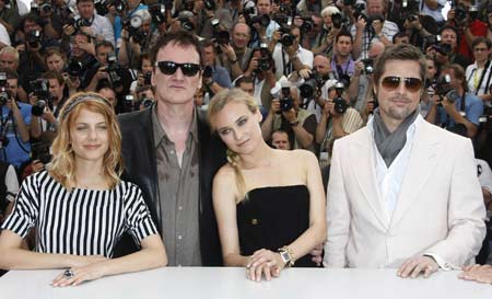 Director Quentin Tarantino pose with cast members Melanie Laurent (L), Diane Kruger (2nd from R) and Brad Pitt during a photocall for the film 'Inglorious Basterds' at the 62nd Cannes Film Festival May 20, 2009. Twenty films compete for the prestigious Palme d'Or which will be awarded on May 24. [Xinhua/Reuters]