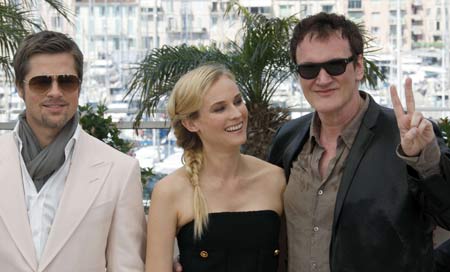 Director Quentin Tarantino (R) poses with cast members Diane Kruger (C) and Brad Pitt during a photocall for the film 'Inglorious Basterds' at the 62nd Cannes Film Festival May 20, 2009. [Xinhua/Reuters]
