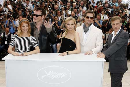 Director Quentin Tarantino (2nd L) poses with cast members Melanie Laurent (L), Diane Kruger (3rd from R), Brad Pitt (2nd from R) and Christoph Waltz during a photocall for the film 'Inglourious Basterds' at the 62nd Cannes Film Festival May 20, 2009. Twenty films compete for the prestigious Palme d'Or which will be awarded on May 24. [Xinhua/Reuters]