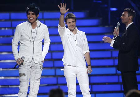 Finalists Adam Lambert (L) and Kris Allen appear on stage with host Ryan Seacrest (R) during the finale of Season 8 of 'American Idol' in Los Angeles May 20, 2009.[Xinhua/Reuters]