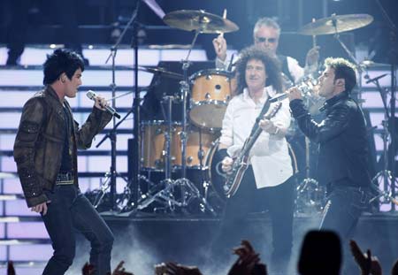 Finalists Adam Lambert (L) and Kris Allen perform 'We Are The Champions' with Queen prior to the winner being named during the finale of Season 8 of 'American Idol' in Los Angeles May 20, 2009.[Xinhua/Reuters]