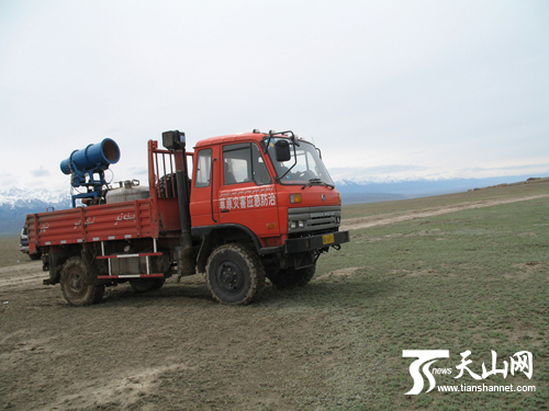 The Xinjiang regional headquarters of locust and rodent control sent two spray vehicles carrying pesticide to Usu to fight the worm plague on May 8.