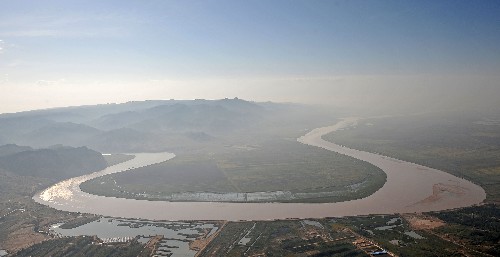 Photo taken on September 17, 2008 shows the Yellow River, dubbed the 'mother river' of China, flows through Ningxia Hui Autonomous Region, an arid area in northwest China. [Xinhua] 