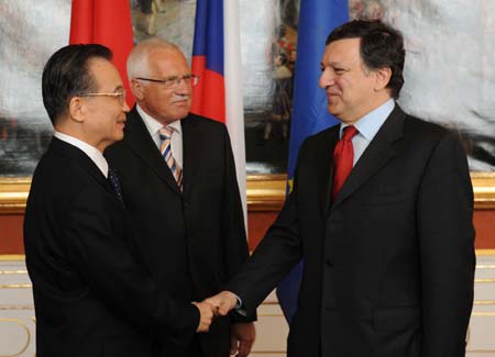 Chinese Premier Wen Jiabao (L) shakes hands with European Commission President Jose Manuel Barroso (R) as Czech President Vaclav Klaus, whose country holds the rotating EU presidency, looks on at the 11th China-EU Summit in Prague, Czech Republic, May 20, 2009. (Xinhua/Huang Jingwen)