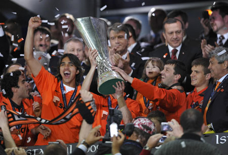 Shakhtar Donetsk players hold up the UEFA Cup trophy after defeating Werder Bremen in the final soccer match at Sukru Saracoglu stadium in Istanbul May 20, 2009.