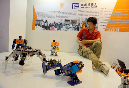 A staff member operates robots for university teaching during the 12th China Beijing International High-Tech Expo in Beijing, capital of China, May 20, 2009. The expo opened here Wednesday. (Xinhua/Luo Xiaoguang)