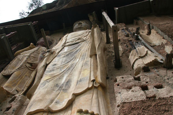 This photo, taken on May 19th, 2009, shows the sculptures and mural paintings found in the Maijishan grottoes. There are 194 existing caves, in which are preserved more than 7,200 sculptures made from terra cotta and over 1,200 square meters of murals. [Photo: CRIENGLISH.com/ Zhao Lixia]