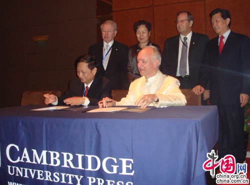 The Cambridge University Press signed a book copyright license agreement with the China Intercontinental Press in Beijing on May 20, 2009. 