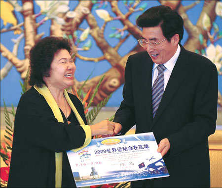 Kaohsiung Mayor Chen Chu (left) delivers an invitation to Beijing Mayor Guo Jinlong yesterday to the World Games 2009 in Kaohsiung. Her four-day trip will also take her to Shanghai. China News Service 