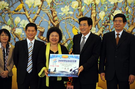 Kaohsiung Mayor Chen Chu (left) delivers an invitation to Beijing Mayor Guo Jinlong Thursday to the World Games 2009 in Kaohsiung. Her four-day trip will also take her to Shanghai. [CFP]