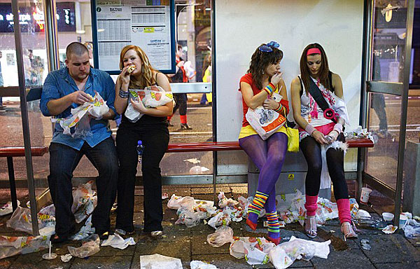 Hungry: Nightclubbers enjoy fast food amid mounds of rubbish after a night on the town. As a seasoned traveller, Maciej Dakowicz was keen to get a few snaps of local life during his stay in Britain. His resulting picture album, however, could do with an X certificate. Taken over a series of Friday and Saturday nights on the streets of Cardiff, the Polish student's images provide a shocking insight into alcohol-fuelled debauchery in the Welsh capital. [Chinanews]