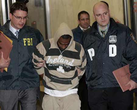 David Williams (C), one of four suspects, is walked out of the FBI offices after being taken into custody in New York May 21, 2009.[Xinhua/Reuters]