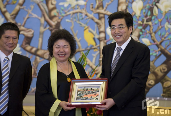 Kaohsiung Mayor Chen Chu (left) and Beijing Mayor Guo Jinlong pose for a photo Thursday during Chen Chu's visit to Beijing. Her four-day trip will also take her to Shanghai. [CFP]