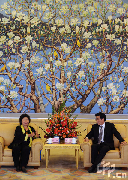  Kaohsiung Mayor Chen Chu (left) and Beijing Mayor Guo Jinlong are talk Thursday during Chen Chu's visit to Beijing. Her four-day trip will also take her to Shanghai. [CFP]