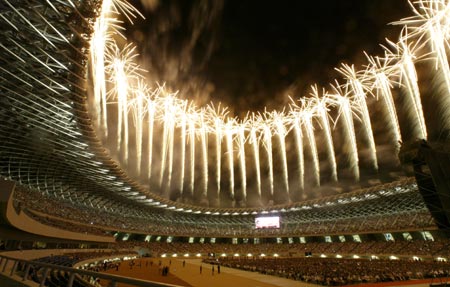 Fireworks explode during the opening of the main stadium of the World Games 2009 in Kaohsiung on May 20,2009. [CFP] 