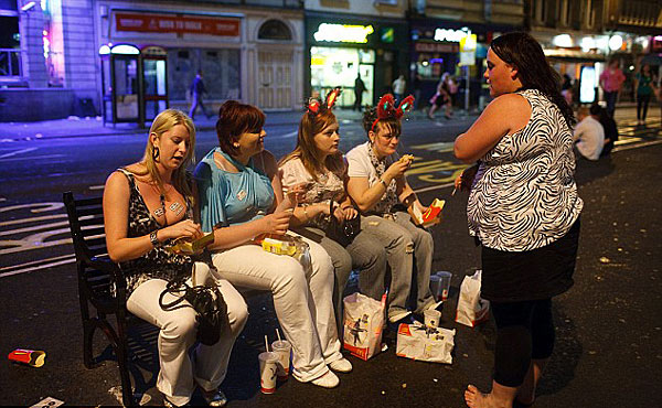 Benched: A woman holds court with four friends [Chinanews.cn]