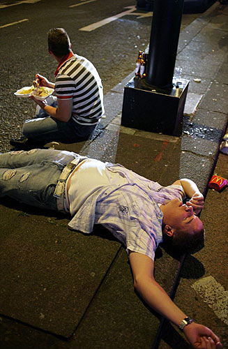 Midnight snack: A punter enjoys some late night food, but his friend seems exhausted by the very thought of it [Chinanews.cn]