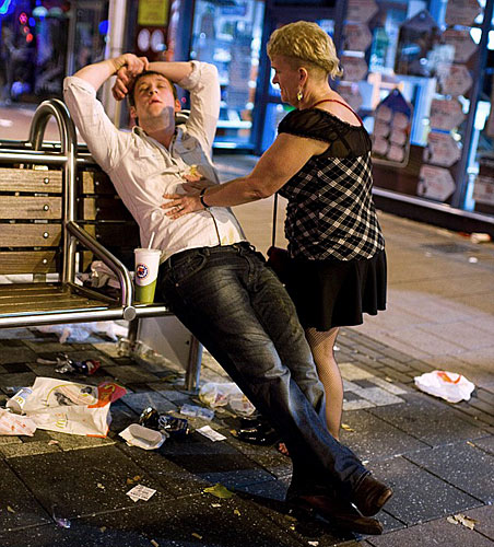 Wake up! A woman tries to rouse a sleeping man [Chinanews.cn]