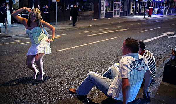 How do I look? Two men enjoy a show from a scantily-clad clubber in the early hours [Chinanews.cn]