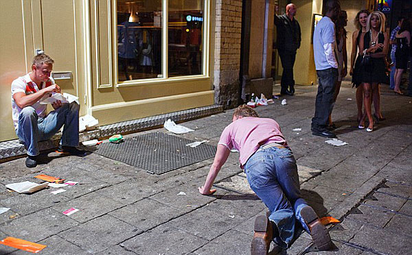 Pub crawl: A man makes unsteady progress as he crosses the filthy pavement [Chinanews.cn]