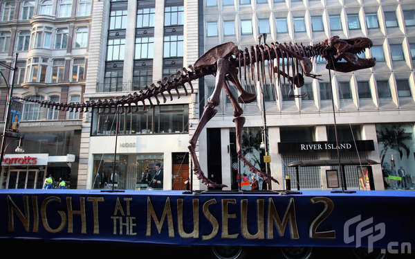 A giant model Tyrannosaurus Rex, as featured in 'Night of the Museum 2' tours Oxford Street in advance of his appearance during the up-coming May Bank Holiday Weekend Celebration on May 21, 2009 in London, England. [CFP]