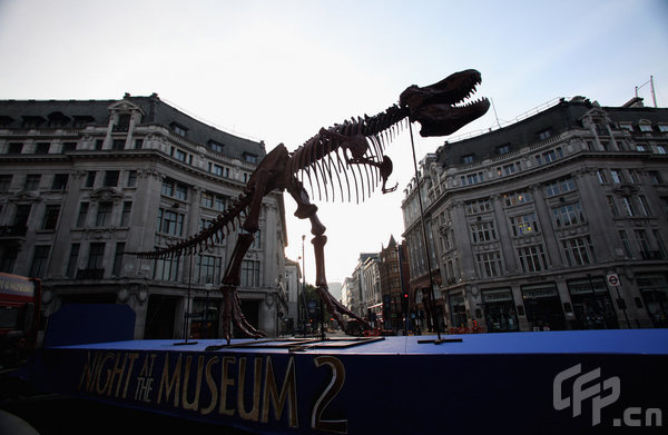 A giant model Tyrannosaurus Rex, as featured in 'Night of the Museum 2' tours Oxford Street in advance of his appearance during the up-coming May Bank Holiday Weekend Celebration on May 21, 2009 in London, England. [CFP]